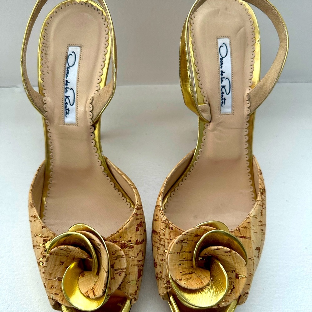 Beautiful Gold Oscar de la renta pumps.